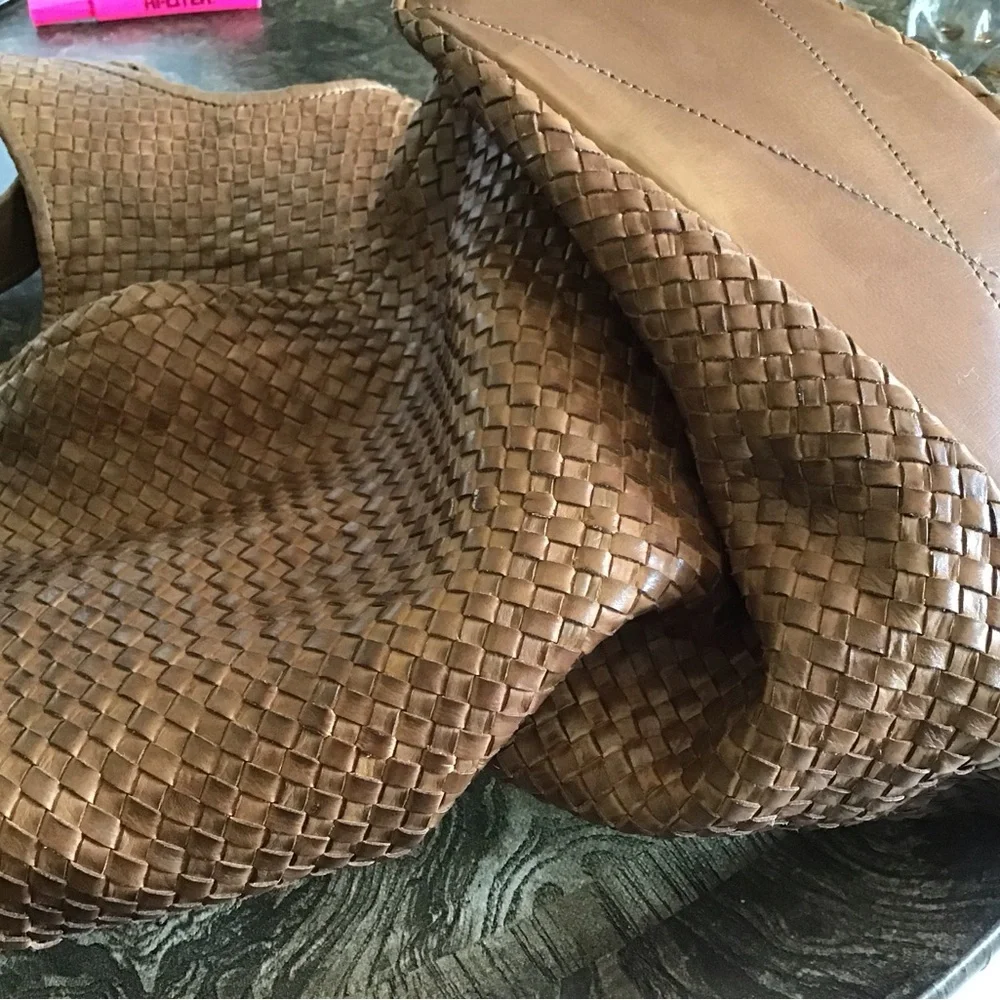 Beautiful Italian leather shoulder bag.  Made in Italy. - Picture 3 of 7